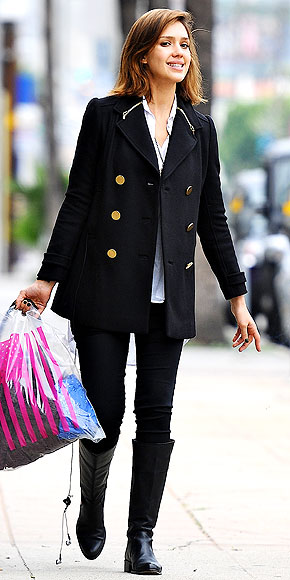 1.	双排扣大衣<br>
杰西卡•奥尔芭(Jessica Alba)选择了一件Tory Burch黑色双排扣大衣，简洁的线条和硬朗的肩膀有着几分中性的味道，再搭配黑色长裤和靴子，慵懒而时髦的街头范儿。<br>
 