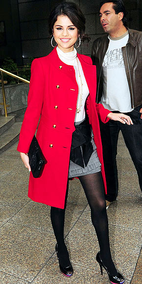3.	红色大衣<br>
想让你今年的运气更好吗？迪斯尼明星赛琳娜•戈麦斯 (Selena Gomez)选择了一件红色双排扣大衣手拎黑色手包，明艳照人，在寒冬中释放红一般的活力，越看越美！<br>
 