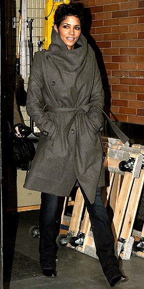 2.	烟囱领大衣<br>
这款大衣最适合雪中出行了，如果你觉得戴耳罩、带帽子会显得臃肿，你可以像哈莉•贝瑞 (Halle Berry)选择一件烟囱领大衣，它可以更好地保护你的耳朵和脖子不受寒风的侵袭，搭配一件深色长裤，在寒风中依然时髦。<br>
 