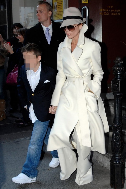 19. NOVEMBER 2008 -来自Marc Jacobs的白色风衣气场十足，一款米色软毡帽也显得沉着冷静。 