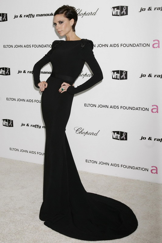 22. 2009.2 - 第17届艾尔顿•约翰 (Elton John) 的艾滋病慈善基金会 (Elton John Aids Foundation) 奥斯卡派对上，维多利亚•贝克汉姆 (Victoria Beckham) 身着黑色曳地长裙惊艳登场，有亮片装饰肩部的拖地鱼尾裙也是出自自家品牌DVB。 