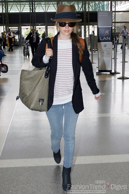 8. 黑色外套搭配牛仔裤显得过于普通了瑞切尔•贝尔森 (Rachel Bilson) 搭配了一件条纹衫和宽檐帽，帅气不少。 