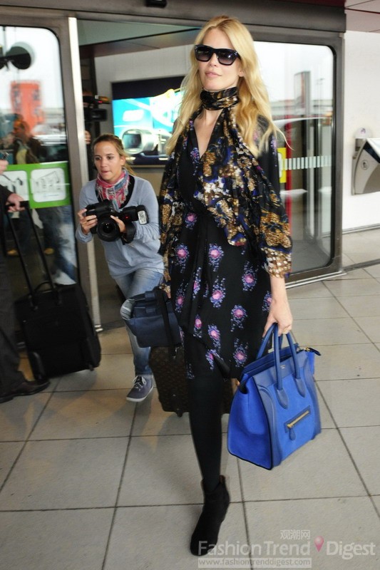 4. 走在机场的超模克劳蒂亚•雪佛 (Claudia Schiffer)如同秀场上一样自信，一件印花短裙和Mulberry围巾，蓝色囧型手提包点亮整体的色彩。 