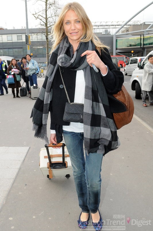 11. 卡梅隆•迪亚兹 (Cameron Diaz)这身搭配非常随性、自然，黑色呢子大衣、牛仔裤，Burberry格子围巾非常保暖。 