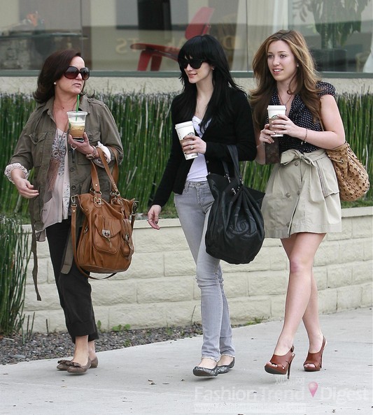 4. 阿什莉•辛普森 (Ashlee Simpson)的妈妈Tina也跟着女儿一起逛街，她的着装也非常帅气，军装外套、卡其色手挎包相当有型。 