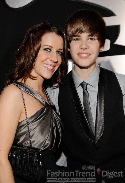 6. 贾斯汀•比伯 (Justin Bieber)和妈妈Pattie长得非常相似，妈妈也看起来非常年轻，他们两人总是一起亮相各种活动，身着一件银色礼服的她走在红毯上一点都不亚于其他好莱坞明星。 