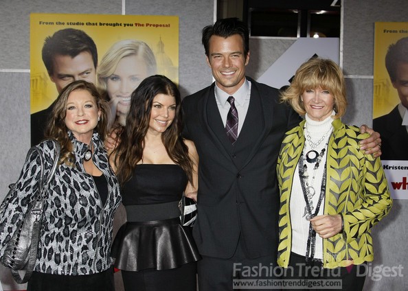 7. 时尚家庭大聚会，菲姬 (Fergie) 和乔什•杜哈明(Josh Duhamel)和妈妈齐齐亮相电影《When in Rome》首映式上，看看两位妈妈都多时尚，一位母亲是豹纹外套，一位母亲是亮色外套上搭配了一些项链作为装饰。 