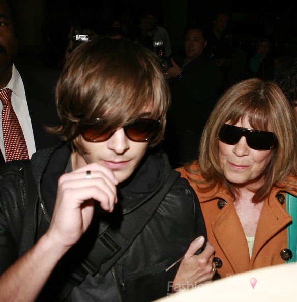 9. 生活中的扎克•埃夫隆 (Zac Efron)和他的母亲非常低调，虽然母亲也戴墨镜，但是多少能看到脸上的岁月痕迹，不过驼色大衣倒是看起来挺时尚的。 