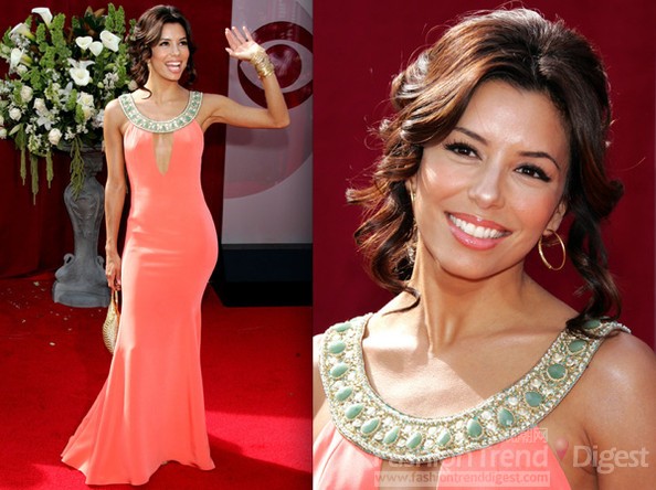 3. 2005年的艾美奖红地毯上，伊娃•朗格利亚 (Eva Longoria)选择了一袭珊瑚色礼服，完美地和甜美的裸妆相呼应，领口的绿宝石代替了奢华的钻石项链，再加上中空的设计，如女神般的高贵华丽。 