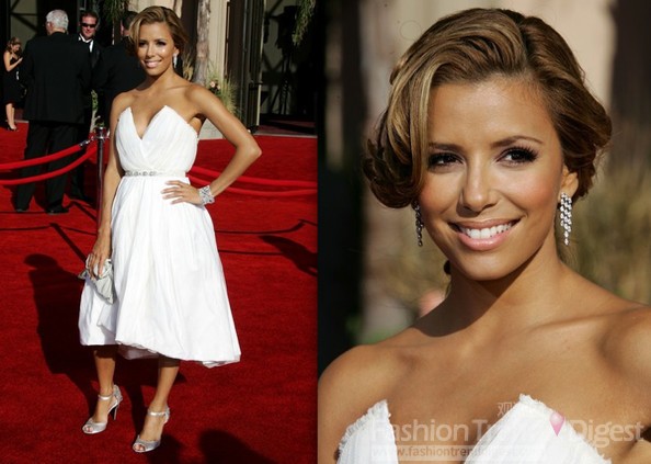 5. 2006年的艾美奖红毯上，伊娃•朗格利亚 (Eva Longoria)身着一袭白色礼服，别致的V型领口和优雅的发髻，她简直太完美了。 