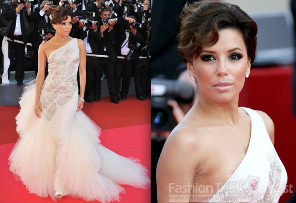 11. 在2010年的戛纳电影节上，伊娃•朗格利亚 (Eva Longoria)当天也身着Emilio Pucci纯白色礼服裙，一身纯白曳地长裙，蛋糕大裙摆华美吸睛。即使此番戛纳红毯上的美人鱼让人视觉疲劳，宛如一个性感与纯情的美人鱼。 