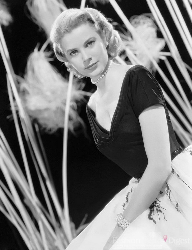 1、Grace Kelly in《Rear Window》（1954）<br>
優雅美麗的Grace Kelly在這部經典的希區柯克電影中奉獻了最華麗的服裝秀。片中的6套服裝，均出自當時好萊塢最頂尖的服裝設計師Edith Head。其中以第一套黑色前后大V領緊身上衣，白色蓬蓬紗裙最為搶眼。Edith Head以當時興起的Dior New Look為靈感來源，塑造了一位身著當季最華麗的時裝出入各種場合，美麗、時尚的當代紐約白領女性。包括Reese Witherspoon在內的很多明星，都表示對《后窗》當中的服裝著迷不已。<br>
相似鏈接：《To Catch a Thief》<br>
 