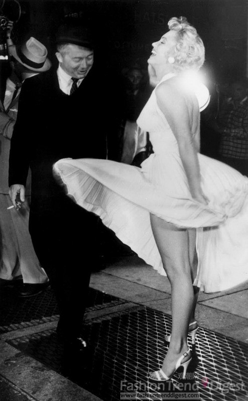 3、Marilyn Monroe in《Seven Year Itch》(1955)<br>
大部分男人喜歡夢露的原因，是因為她的性感當中，還夾雜著一絲純真。而女人們喜歡或者是嫉妒夢露的原因，大概是由于她那一頭耀眼的金發，還有豐滿的身材，以及在裙子被吹起如此尷尬的時刻，不僅形象絲毫無損，更成為了影史經典鏡頭之一。也許Billy Wilder是最了解夢露的人，也是最愿意重用她的人。那一頭漂白的金發，清涼的白色連衣裙——在通風道口被吹起，裙擺飄揚。夢露孩子般地說著：“我好涼快！”他把她塑造成了男人心中意淫的對象。也令在場觀看影片拍攝的所有人都吹起了口哨。<br>
相似鏈接：《Some like It Hot》<br>
 