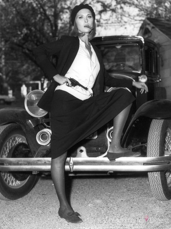 4、Faye Dunaway in 《Bonnie and Clyde》(1967) <br>
到了60年代之后，好萊塢即將開始一個新的時代。銀幕上的女性不再僅限于赫本、夢露那種高雅性感的美。初出茅廬的Faye Dunaway給了新好萊塢女性一個全新定義。她用針織短袖，過膝A字裙，真絲方巾，以及不可忽略的貝雷帽，打造了一個在當時看起來十分另類的形象。這種反傳統乖乖女，張揚自我風格，崇尚自然而摒棄華麗的風格，成為了當時最流行的打扮。甚至在銀幕下，那款著名的貝雷帽，也被搶購到了脫銷。<br>
相似鏈接：《To Have And Have Not》<br>
 