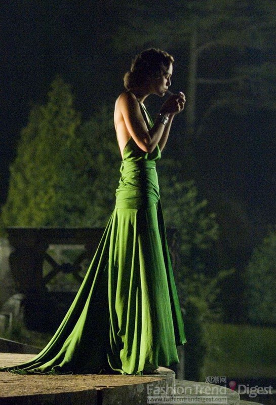 8、Keira Knightley in 《Atonement》(2007)<br>
時至今日，電影中的服裝有了明顯的質變。即使是《Atonement》這么古典的英倫電影，即使Jacqueline Durran為Keira Knightley設計的這一襲翠綠色真絲長裙優雅而復古，那胸前的吊帶、直至腰部的大露背，也顯示出一種現代的誘人性感。這件禮服毫無疑問成為了當年最令人難忘的銀幕服裝。別致的翠綠色，簡單卻暗藏精致細節的典雅設計，KK單薄的身材，穿上之后反而成為了最適合它的不二人選。每當看到這樣的她，都有一種和劇中暗含的悲情氛圍如出一轍的心碎。所有的這一切，都與復古有關。當經過幾個時代的潮流變幻，還能看到這樣溫婉柔美的設計，靜止時如雕琢的玉器，跳動時如涓細的河流，流淌在英國鄉間小路上，成為讓人永生難忘的畫面。<br>
 