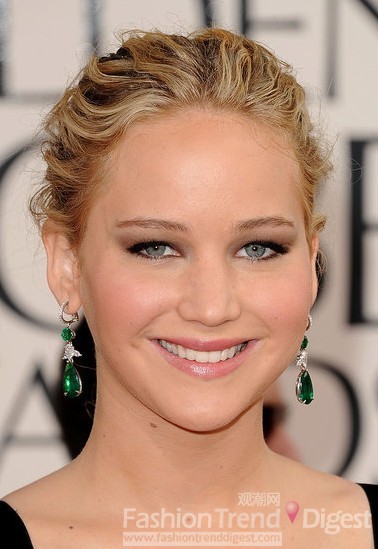 詹妮弗•劳伦斯（Jennifer Lawrence）Chopard 翡翠钻石耳环 