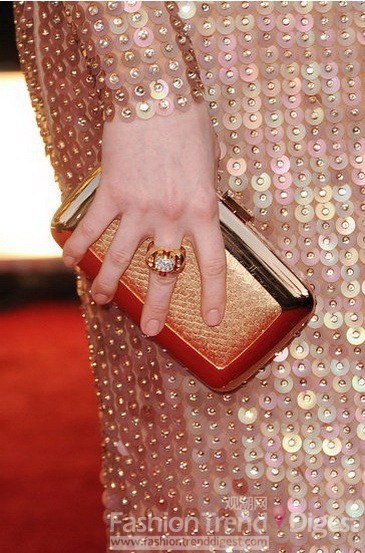 安妮•海瑟薇 (Anne Hathaway) 的金色Roger Vivier 手包和 Van Cleef & Arpels 戒指 