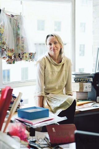 Lucinda Chambers, 时尚导演<br>
我对Vogue的记忆就是我的第一份工作，我是Lily Davies的助手，她就像收银员一样动作非常麻利，我通常都是提前一个晚上把自己的衣服挑出来，她通常就会用一根笔指着我说你不是在做时尚，反正总的来说，做时尚我得非常小心翼翼，生怕自己出了一点问题。<br>
<br>
Lucinda Chambers <br>
 