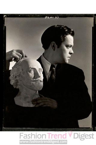 1944年出现在Vogue杂志上，塞西尔•比顿 (Cecil Beaton) 镜头下的奥逊•威尔斯(OrsonWelles)。 