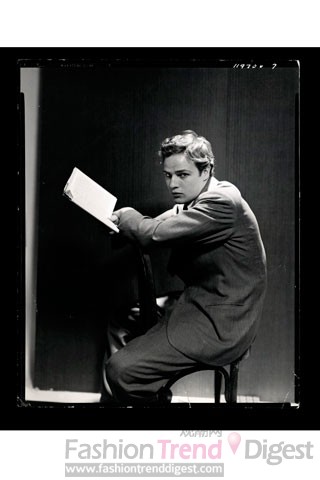 1947年，塞西尔•比顿 (Cecil Beaton)拍摄的美国演员马龙•白兰度（Marlon Brando） 