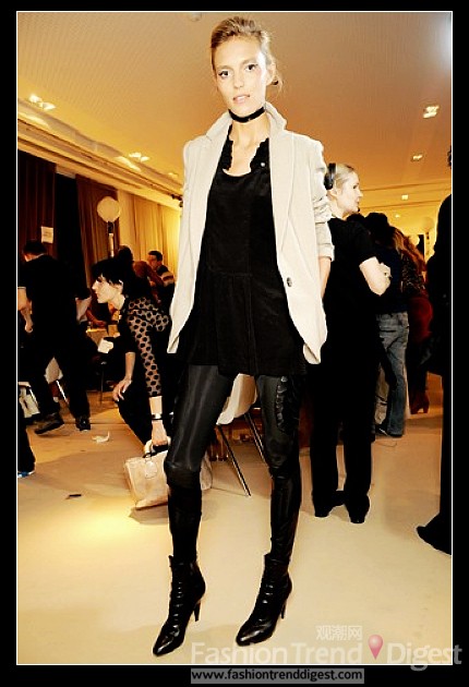 16. 模特安雅•卢比可 (Anja Rubik) teamed a velvet top with super-skinny leggings backstage at Chanel. 