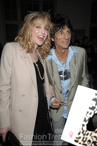 图13<br>
Courtney Love和Ronnie Wood在Givenchy 2011年春季发布会上<br>
 