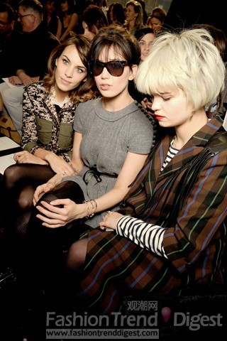 图18<br>
Alexa Chung、Daisy Lowe和Pixie Geldof在Louis Vuitton 2010年秋季发布会上<br>
 