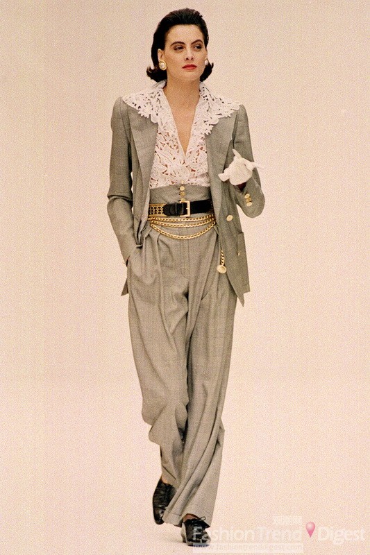 13. 在2011春夏巴黎时装周上，1980年代Fashion Icon级超模伊娜•德拉弗拉桑热 (Ines de la Fressange) 重回香奈儿 (Chanel) 秀场，53岁的她依旧光彩夺目！伊娜•德拉弗拉桑热 (Ines de la Fressange) 是1980 年代最出名的法国模特，由于长相酷似Coco Chanel，伊娜•德拉弗拉桑热 (Ines de la Fressange) 成了当时Chanel的标志， Lagerfeld与Ines的完美合作将Chanel推上了时装界的至尊位置。 