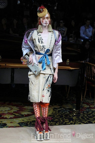 2. Vivienne Westwood<br>
灰頭土臉的模特穿的是一件丑陋而俗氣的套裝。<br>
 