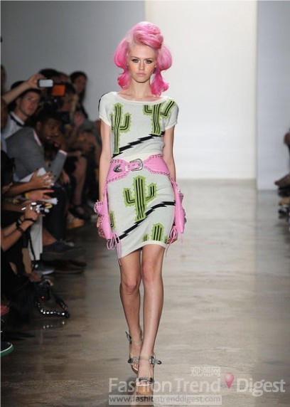 8. Jeremy Scott<br>
粉色頭發、仙人掌圖案和粉色槍套腰帶。<br>
 