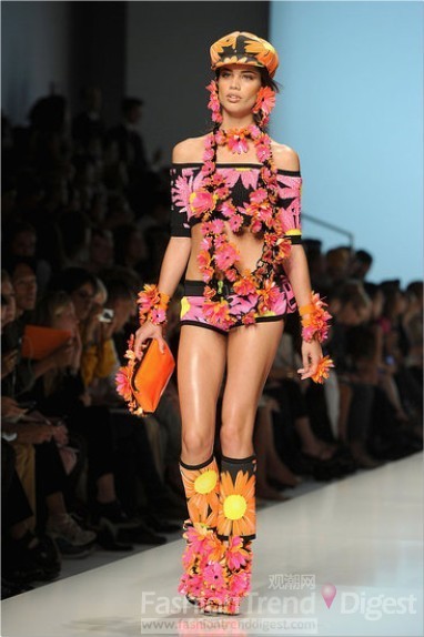 10. Blumarine<br>
全身上下都粘滿了花朵，莫非是花仙子來了。<br>
 