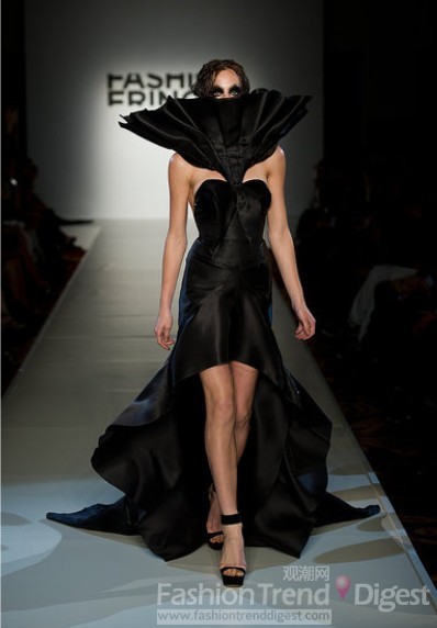 12. Fashion Fringe<br>
魚尾一般都是作為裙尾來展現女性曼妙的身材，而這次設計師將魚尾反方向設計，甚至擋住了模特的臉，不知道魚尾神秘的背后是何物？<br>
 