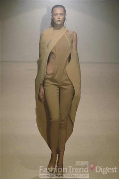 9. Thierry Mugler<br>
來自外太空的模特身著的是一件繭型風衣，立體化的剪裁更像雕塑一般。<br>
 