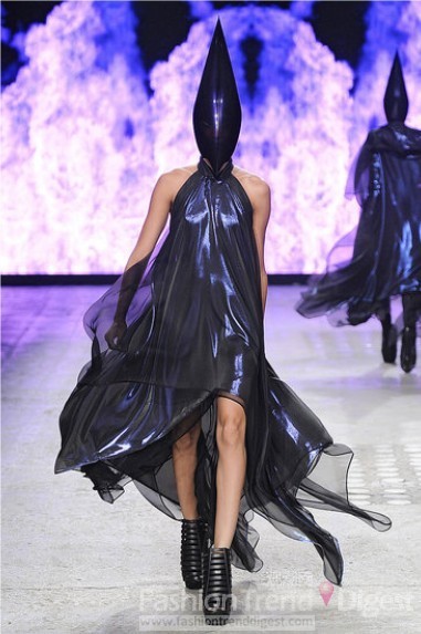 18. Gareth Pugh<br>
這位頭頂尖尖的太空人是一個不祥的預兆。<br>
 