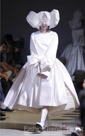 14. Commes des Garcons<br>
一位來自靈界的新娘。<br>
 