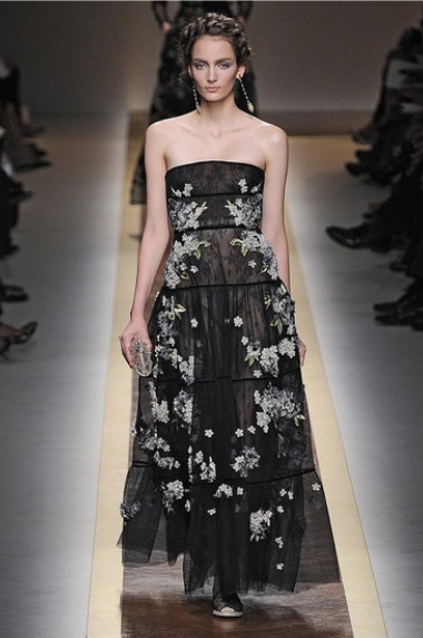 8. Valentino<br>
精致的绣花和轻盈的薄纱随时都能展示出浓浓的女人味儿。<br>
 