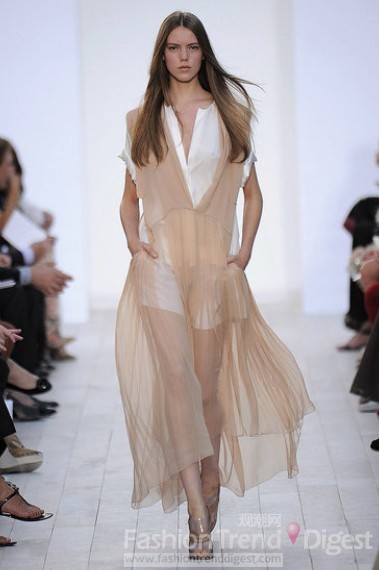 8. Chloé <br>
柔软的透视纱裙，若隐若现地显露着性感的肌肤。<br>
 