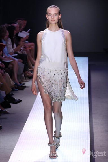 11. Giambattista Valli<br>
同样是高叉的设计，装饰性的刀鞘裙，只需要一双高跟鞋足以。<br>
 