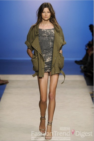 17. Isabel Marant<br>
裙子出奇地短，搭配一款军装外套，别提有多热辣了。<br>
 