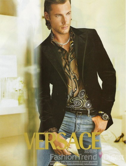 TOP1. 加伯利尔•奥布瑞 (Gabriel Aubry)<br>
他是加拿大首席男模，在模特界他已经工作了10年，现在他的职业前景仍在继续上升，他也是第一个成功登上Vogue杂志封面的男模特，同时拍过4个广告片，并以自己的名义开了参观，推出了专辑。<br>
<br>
 