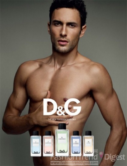 TOP 4. Noah Mills <br>
Noah Mills是世界最顶尖的超级男模，Dolce & Gabbana、 Versace、Michael Kors的御用模特儿，Gucci、Yves Saint Laurent、Bottega Veneta时装秀上的开场或压轴熟面孔，然而他在时尚界的影响力，已经扩及到好莱坞电影圈，《欲望城市2》中，Noah Mills是剧中莎曼珊的新对象，他是Dolce & Gabbana、Tommy Hilfiger的常客，你很容易在附近的广告牌上发现他。<br>
 