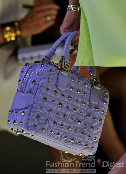 12. VERSACE <br>
紫色手提包上镶嵌的金色铆钉，有一种优雅端庄的美丽。<br>
 