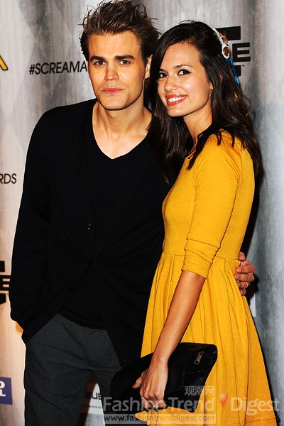 8. 保罗• 韦斯利 (Paul Wesley) 和妻子Torrey DeVitto一同亮相，Torrey DeVitto身着一件柠檬黄连衣裙，非常惹眼。 