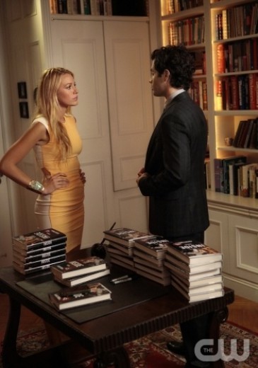 15. 《緋聞女孩》<br>
布萊克•萊弗利 (Blake Lively)這件緊身的黃色刀鞘裙勾勒出性感的曲線。<br>
 