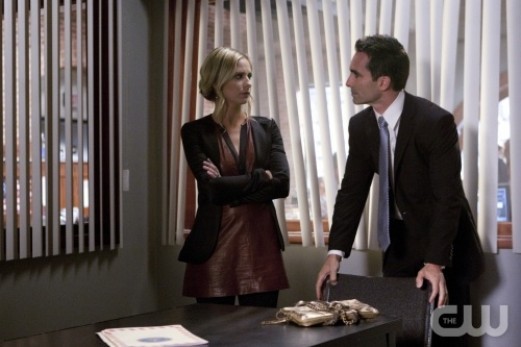 21. 《替身姐妹》<br>
莎拉•米歇爾•蓋拉(Sarah Michelle Gellar)的職業裝也不再是西裝搭配襯衫的穿著，用紅羞澀的皮革裙搭配一款黑色夾克也同樣具有時尚感。<br>
 