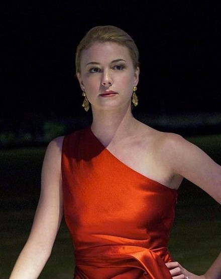 25. 《復仇》<br>
艾米麗•萬凱普（Emily VanCamp）又換上了一件橘紅色單肩連衣裙，搭配優雅的彩妝和金色耳環，女神范兒十足。<br>
 