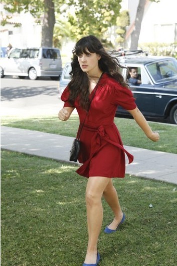 26. 《New Girl》<br>
這件紅色連衣裙讓佐伊•丹斯切爾（Zooey Deschanel）變得熱情而富有動(dòng)感，而鞋子的選擇上她更青睞藍(lán)色芭蕾舞平底鞋，又有撞色的美感。<br>
 