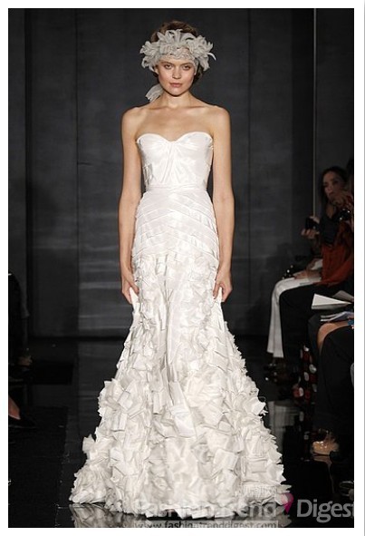 17. Reem Acra 白色抹胸婚纱。 