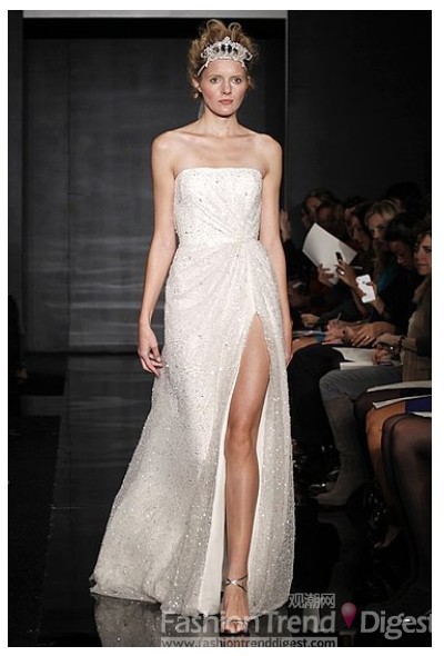 15. Reem Acra 性感高叉礼服。 