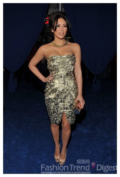 11. 2011人民選擇獎(jiǎng)上，金•卡戴珊 (Kim Kardashian)身著的是一件Catherine Malandrino 抹胸小禮服，禮服上的巖石紋圖案和奢華的金色配飾遙相呼應(yīng)。 